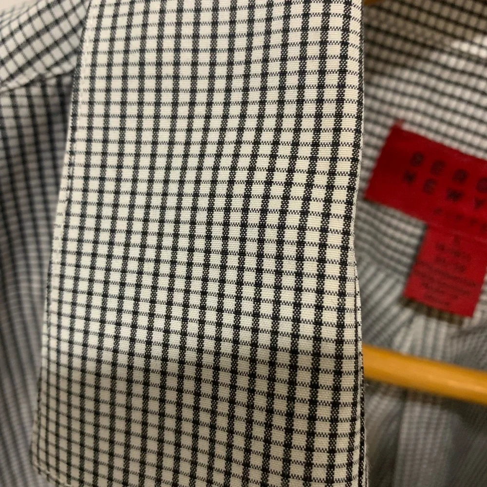 Button down - Picture 3 of 3